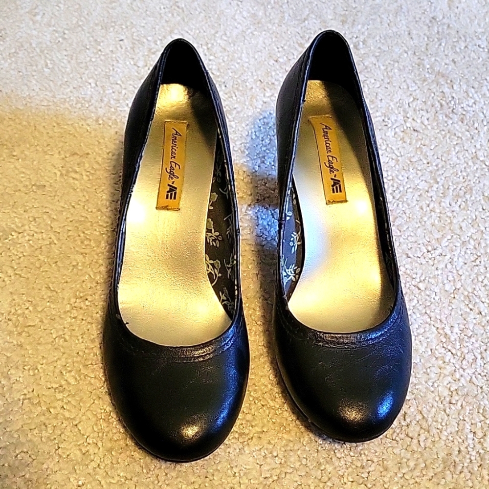 American Eagle Wedge Heels Black Closed Toe Size 8W
